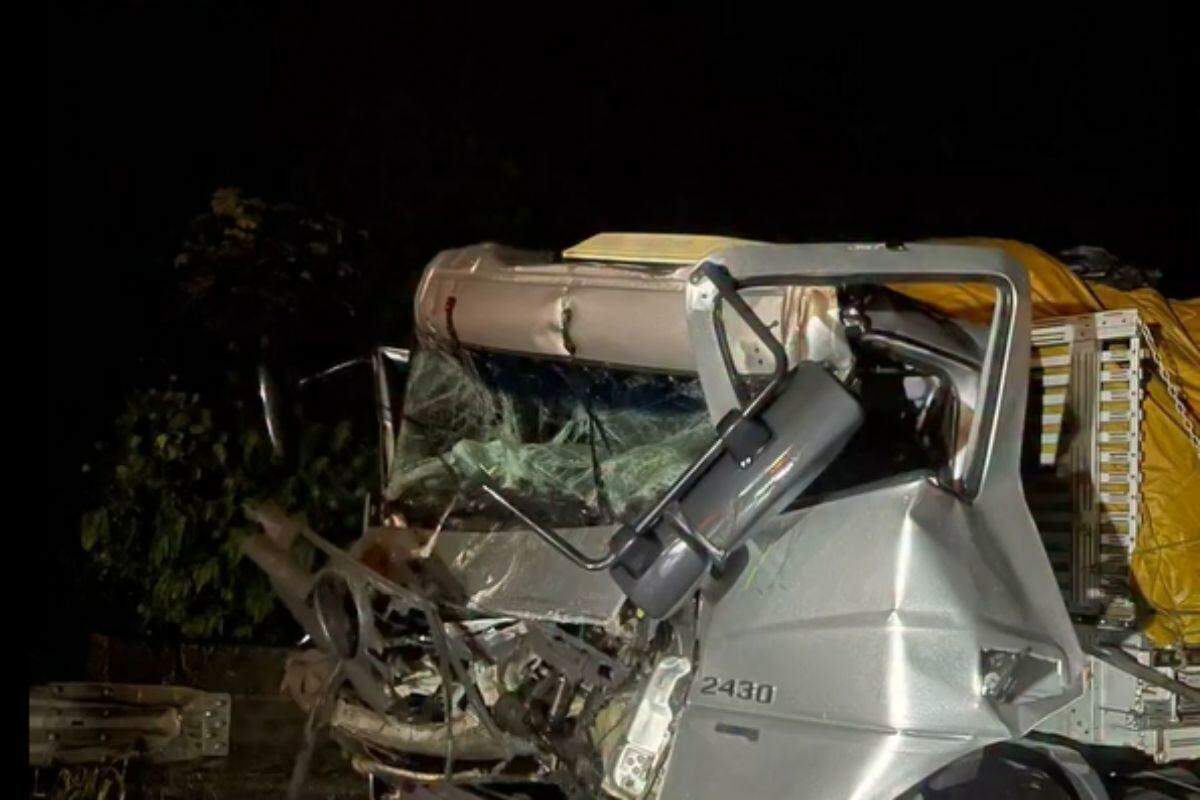 Caminhoneiro não conseguiu frear a tempo e atingiu a traseira de outro caminhão; ele não resistiu e morreu