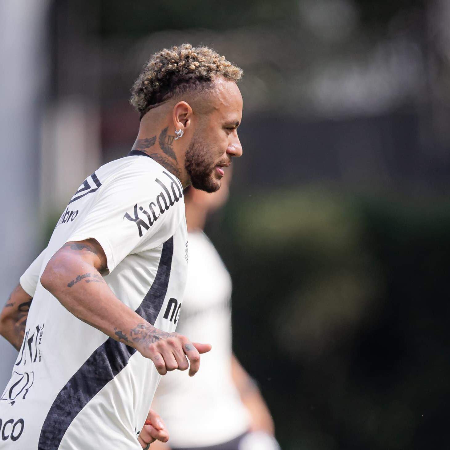 Neymar treinou nesta sexta (1º), no CT Rei Pelé, mas não vai enfrentar o Palmeiras no Allianz Parque
