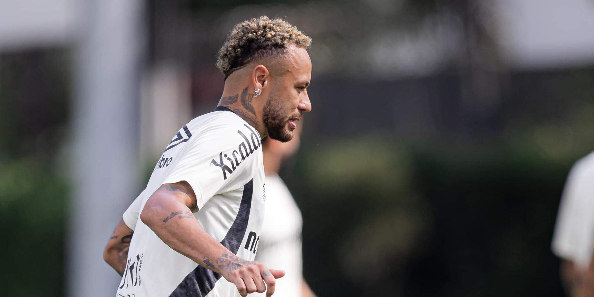 Neymar treinou nesta sexta (1º), no CT Rei Pelé, mas não vai enfrentar o Palmeiras no Allianz Parque