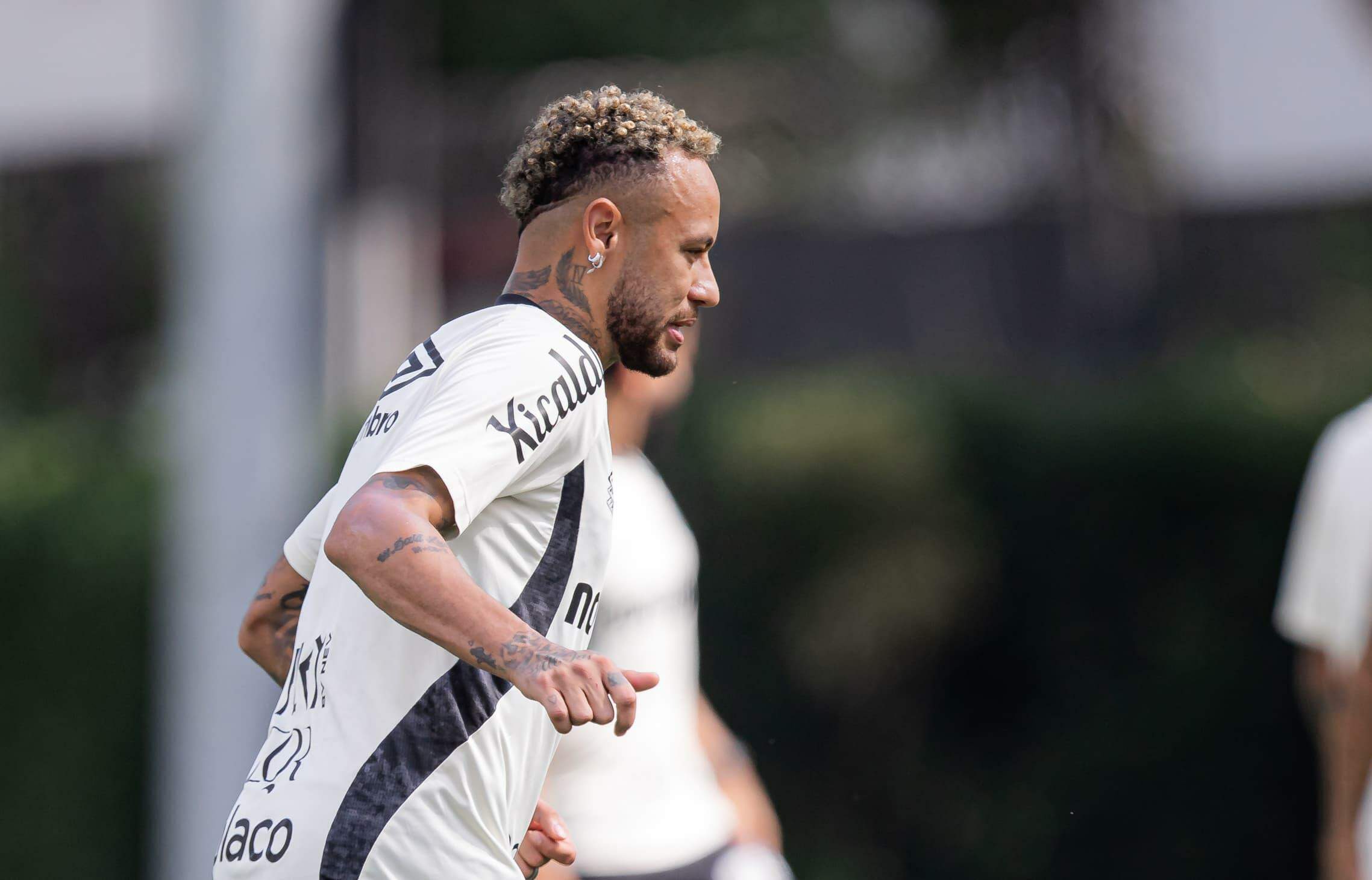 Neymar treinou nesta sexta (1º), no CT Rei Pelé, mas não vai enfrentar o Palmeiras no Allianz Parque