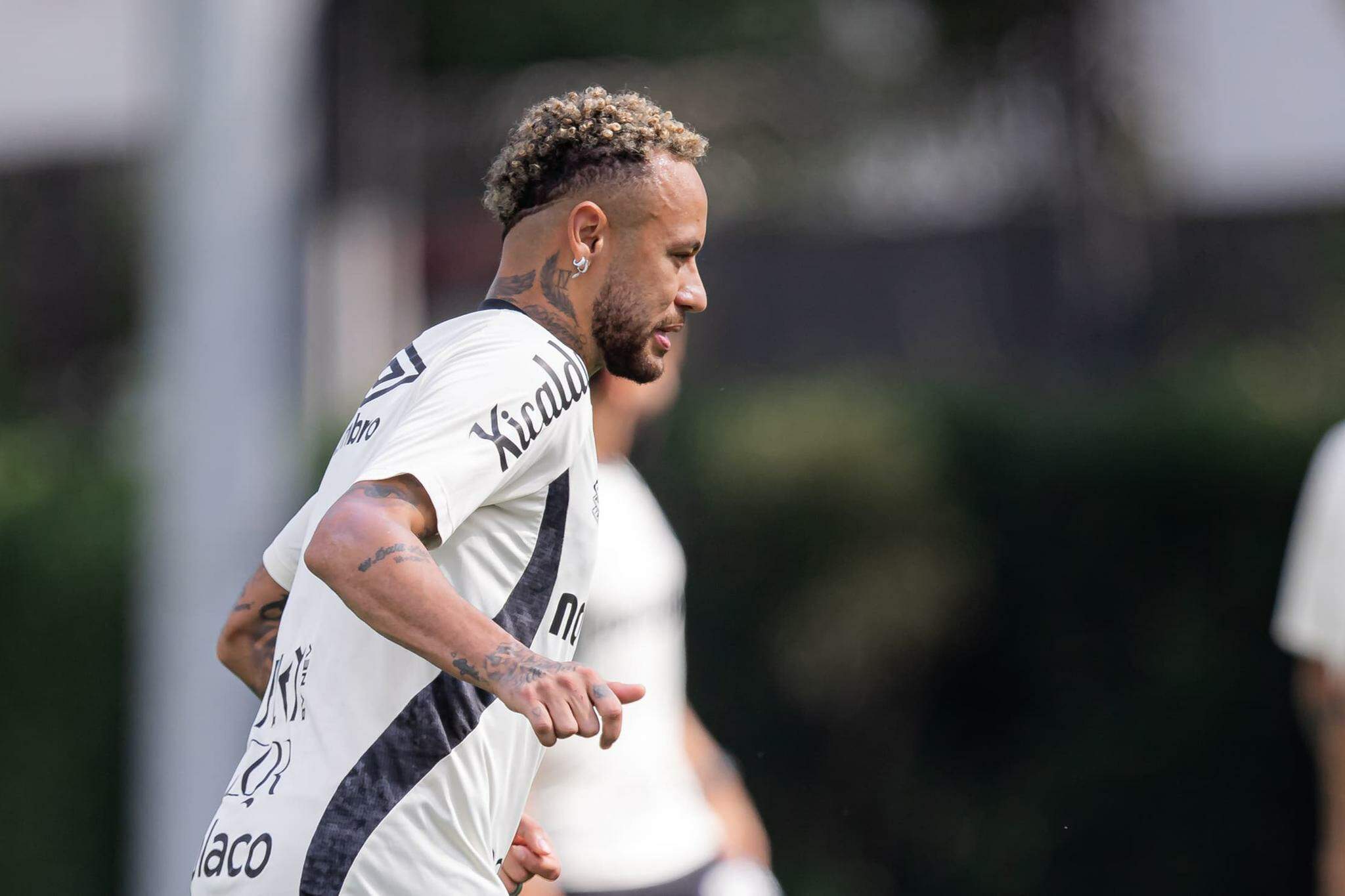 Neymar treinou nesta sexta (1º), no CT Rei Pelé, mas não vai enfrentar o Palmeiras no Allianz Parque