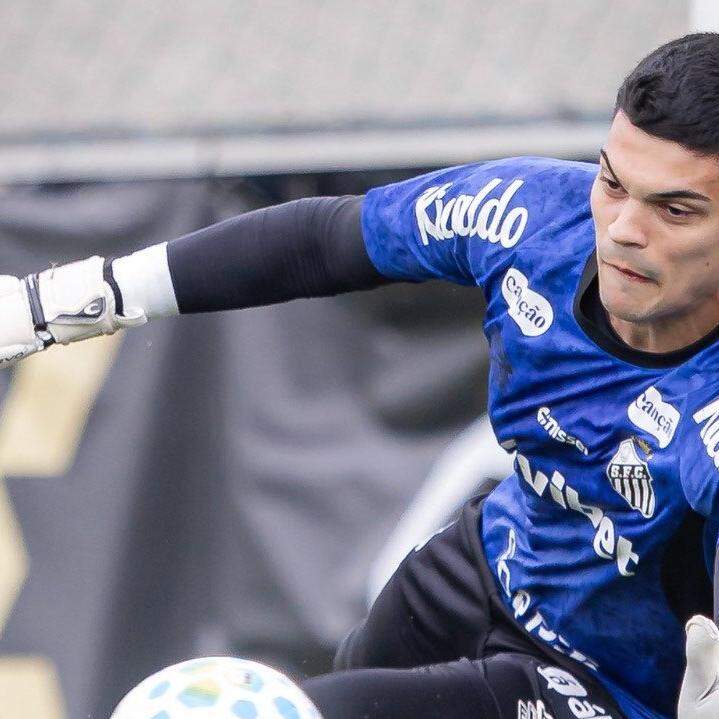 Gabriel Brazão trabalhou pesado no último treino antes do clássico, no CT Rei Pelé
