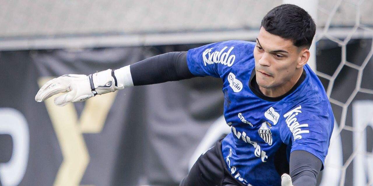 Gabriel Brazão trabalhou pesado no último treino antes do clássico, no CT Rei Pelé