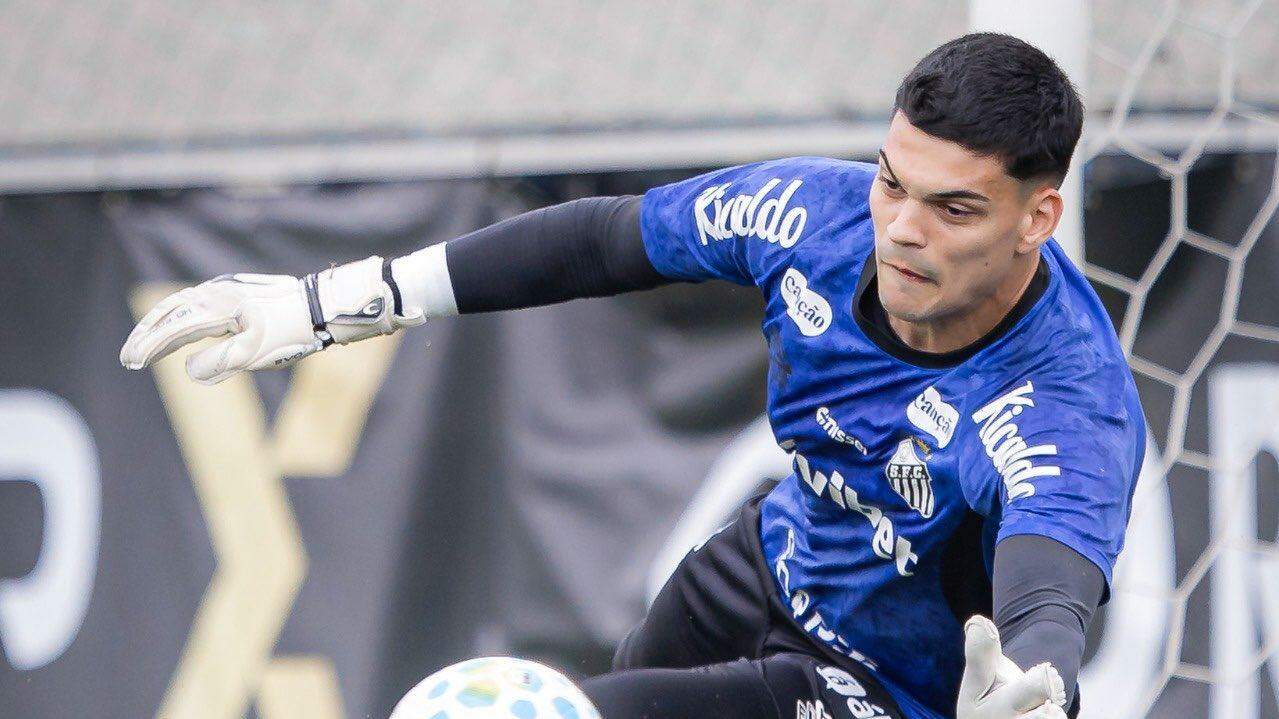 Gabriel Brazão trabalhou pesado no último treino antes do clássico, no CT Rei Pelé