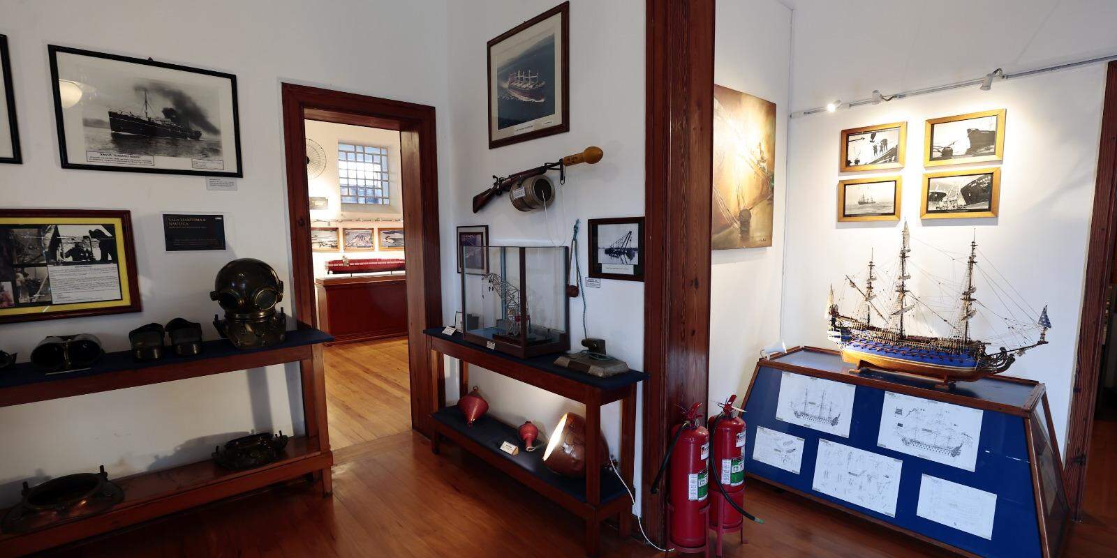 Espaço, no bairro Macuco, em Santos, tem mais de dois mil itens históricos, incluindo documentos e peças