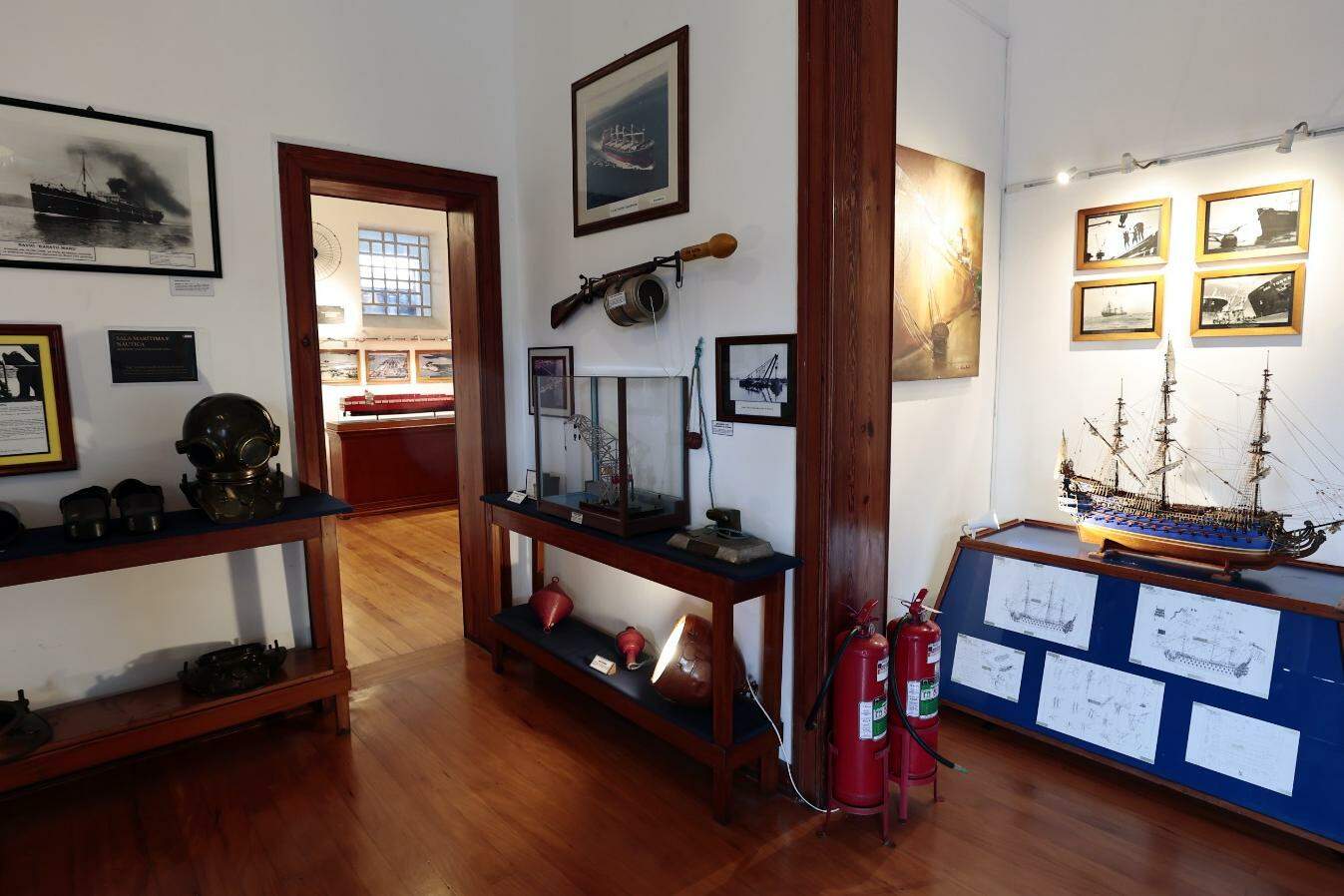 Espaço, no bairro Macuco, em Santos, tem mais de dois mil itens históricos, incluindo documentos e peças
