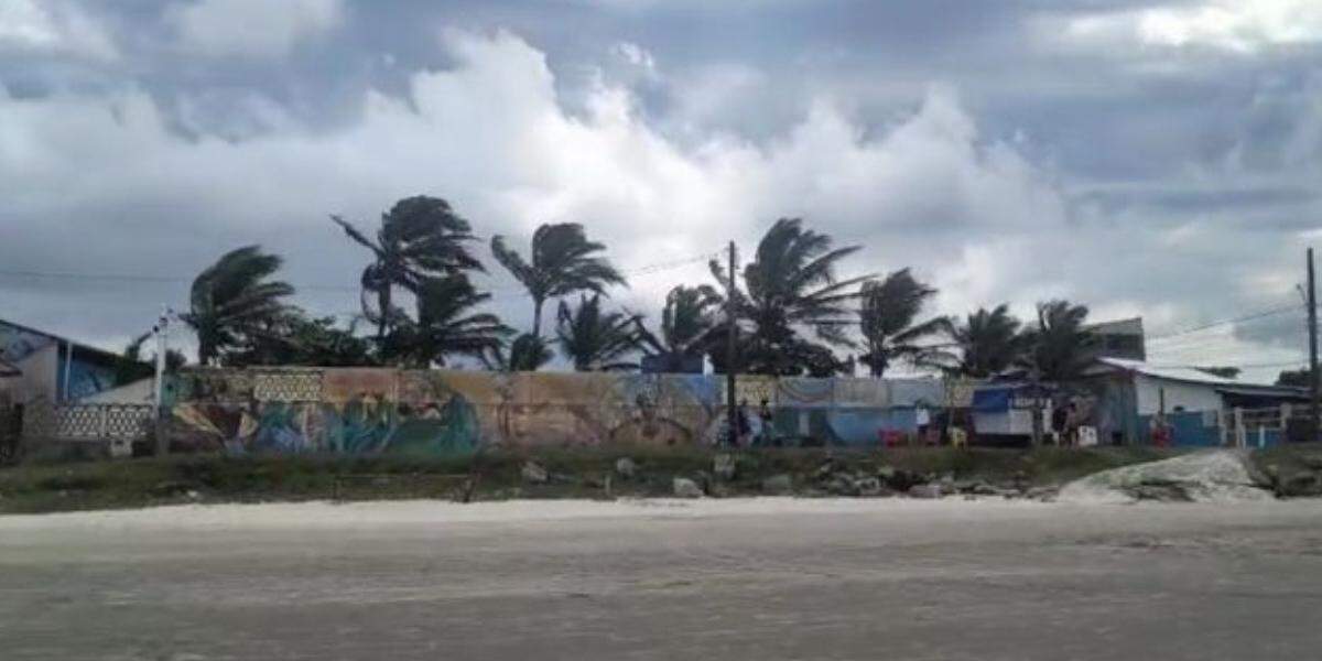 Registro dos fortes ventos no Balneário Jequitibá, em Itanhaém