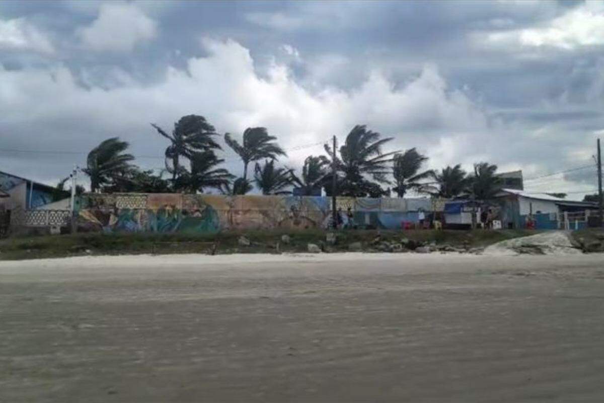Registro dos fortes ventos no Balneário Jequitibá, em Itanhaém