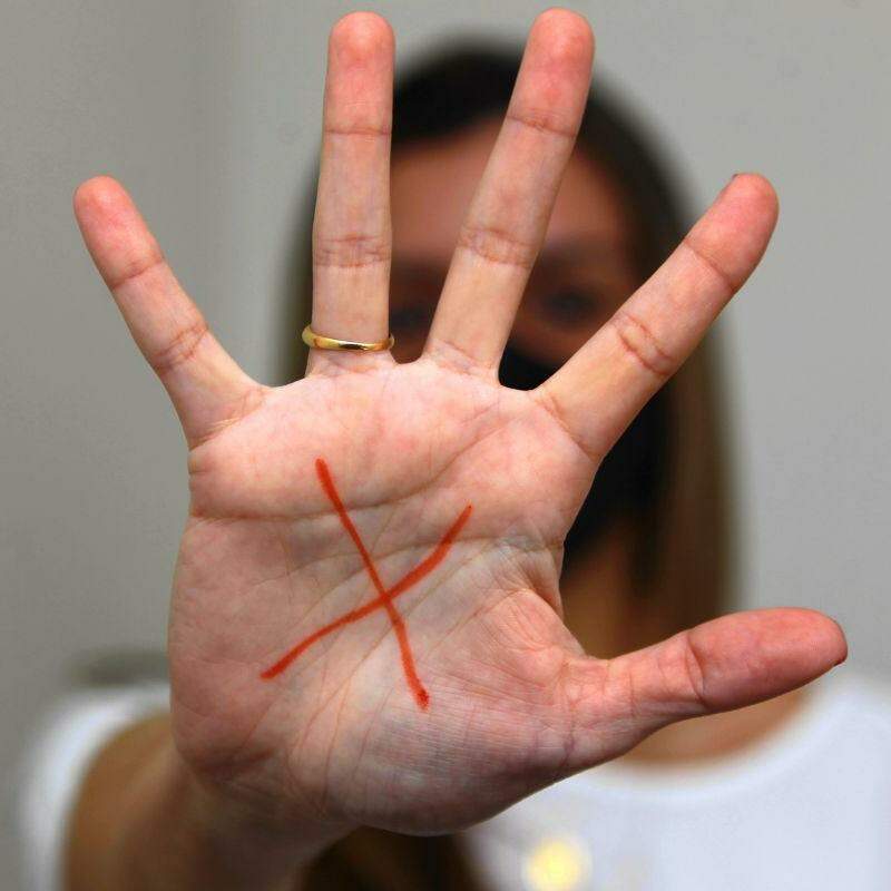 X vermelho na mão direita é pedido de ajuda; grupo debaterá ações