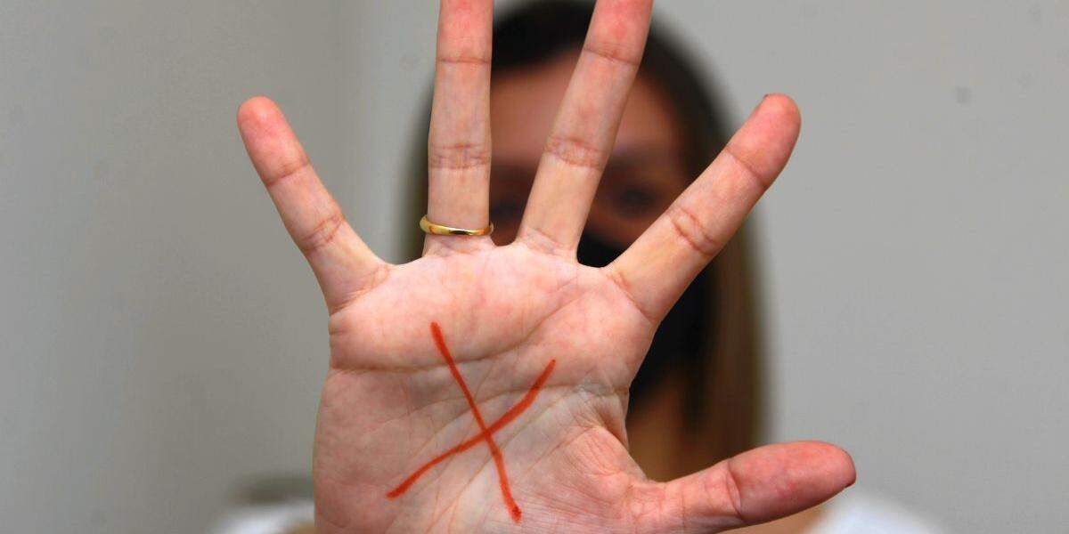 X vermelho na mão direita é pedido de ajuda; grupo debaterá ações