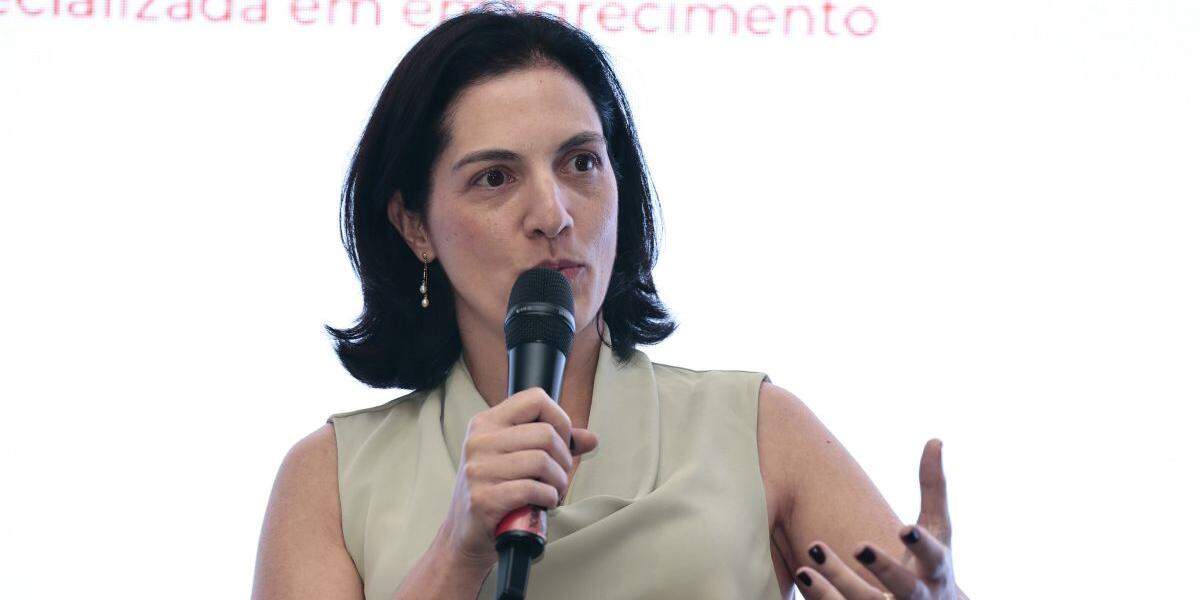 Juliana de Martino espera por chegada de canetas à rede pública