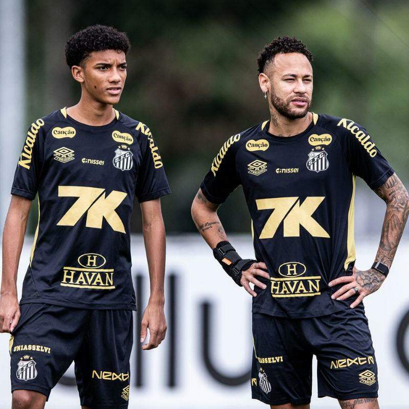 Robinho Jr. teria aplicado um drible em Neymar, que se sentiu desrespeitado e fez falta dura no colega