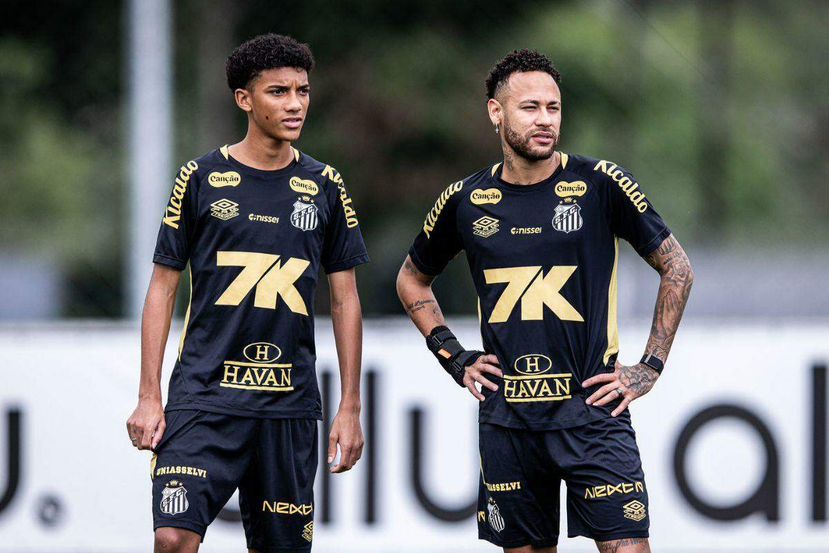 Robinho Jr. teria aplicado um drible em Neymar, que se sentiu desrespeitado e fez falta dura no colega