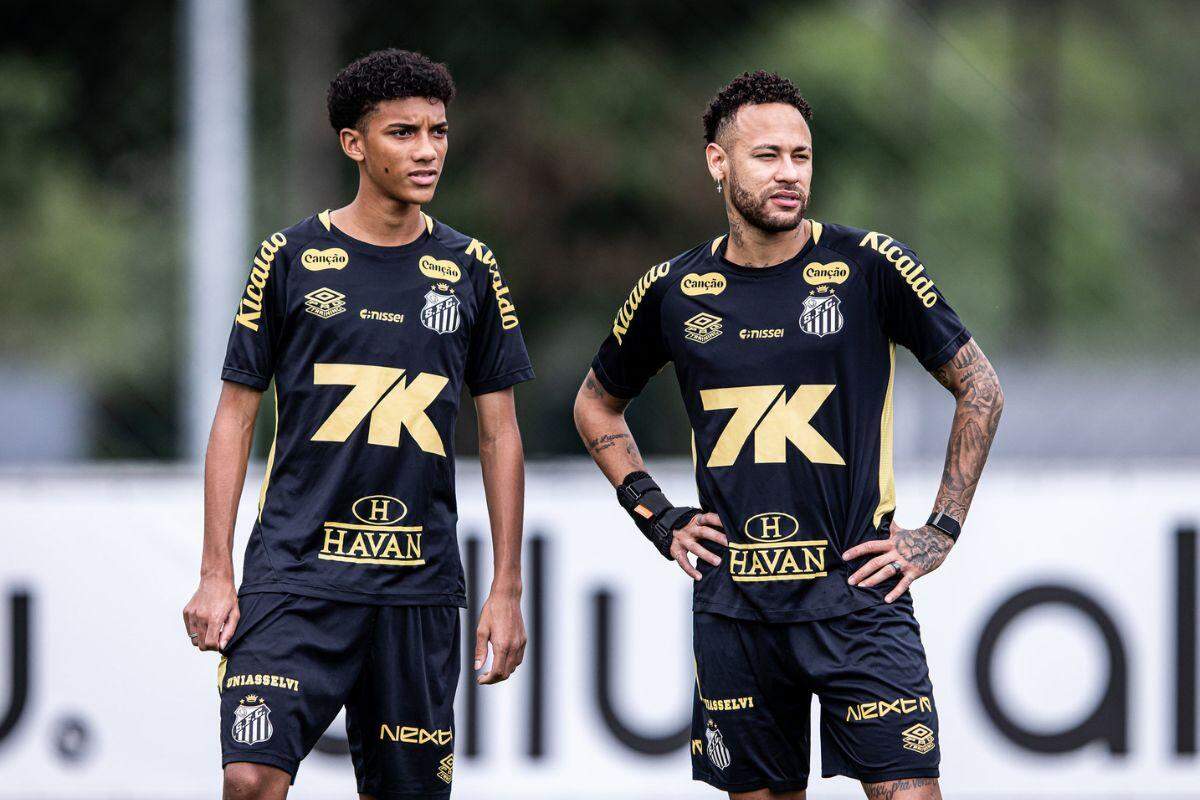 Robinho Jr. teria aplicado um drible em Neymar, que se sentiu desrespeitado e fez falta dura no colega