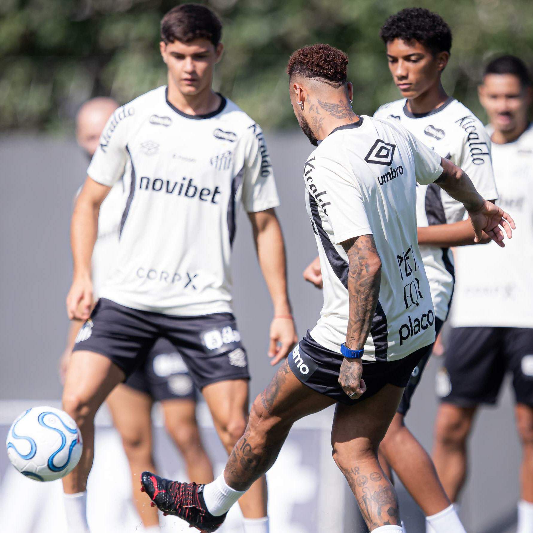 Neymar (de costas) e Robinho Jr. (à direita) participaram do treino desta segunda, no CT Rei Pelé