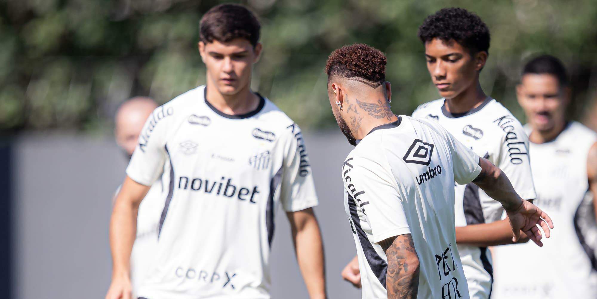 Neymar (de costas) e Robinho Jr. (à direita) participaram do treino desta segunda, no CT Rei Pelé