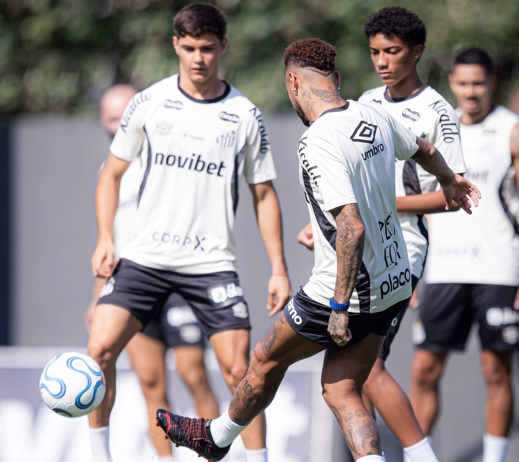 Neymar (de costas) e Robinho Jr. (à direita) participaram do treino desta segunda, no CT Rei Pelé