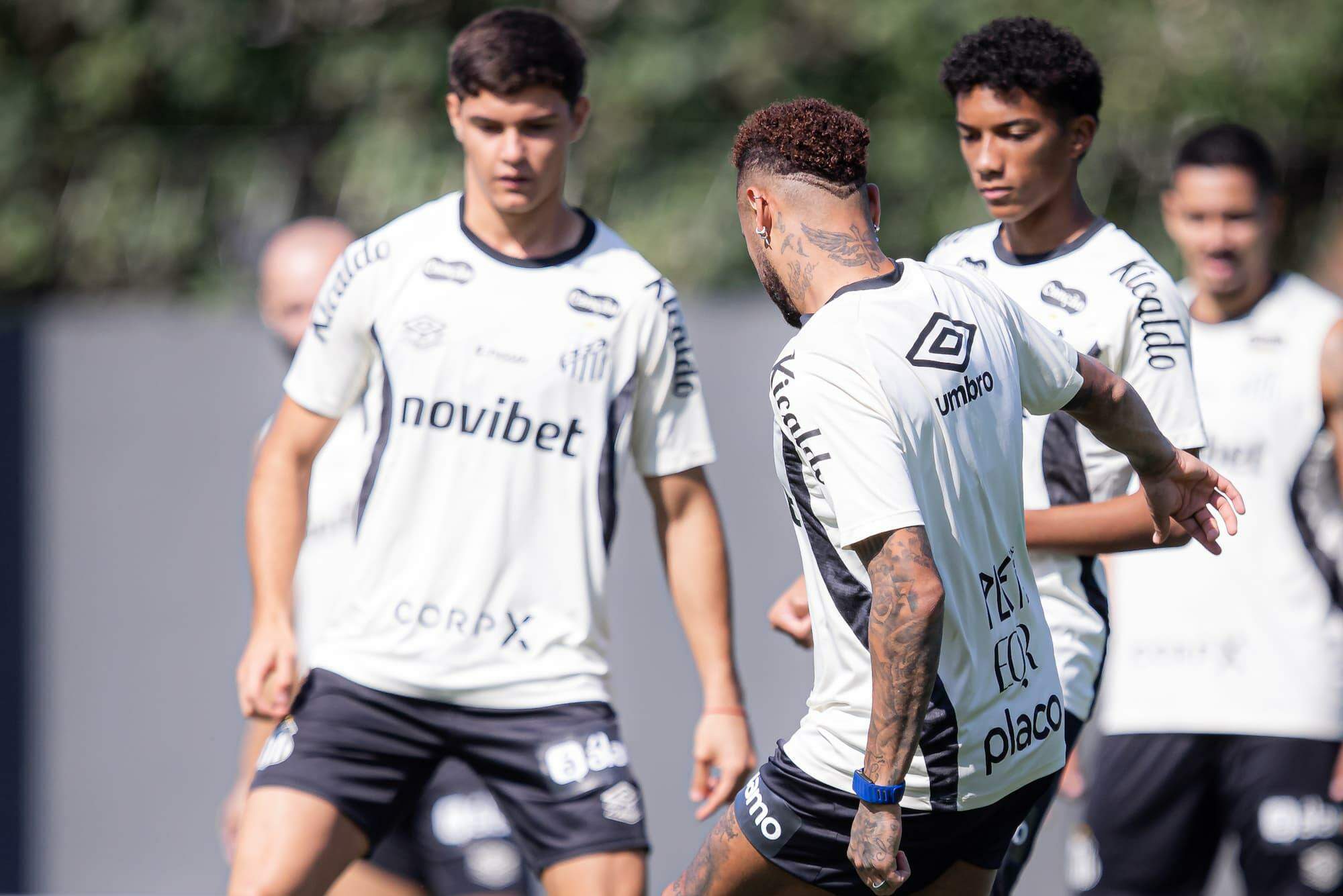 Neymar (de costas) e Robinho Jr. (à direita) participaram do treino desta segunda, no CT Rei Pelé