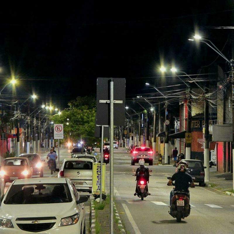 O trabalho havia sido iniciado em março. Foram instaladas 228 lâmpadas LED de 70 watts na Avenida Oswaldo Cruz, em Vicente de Carvalho, diz a Prefeitura