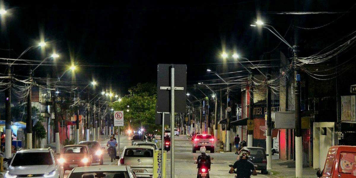 O trabalho havia sido iniciado em março. Foram instaladas 228 lâmpadas LED de 70 watts na Avenida Oswaldo Cruz, em Vicente de Carvalho, diz a Prefeitura