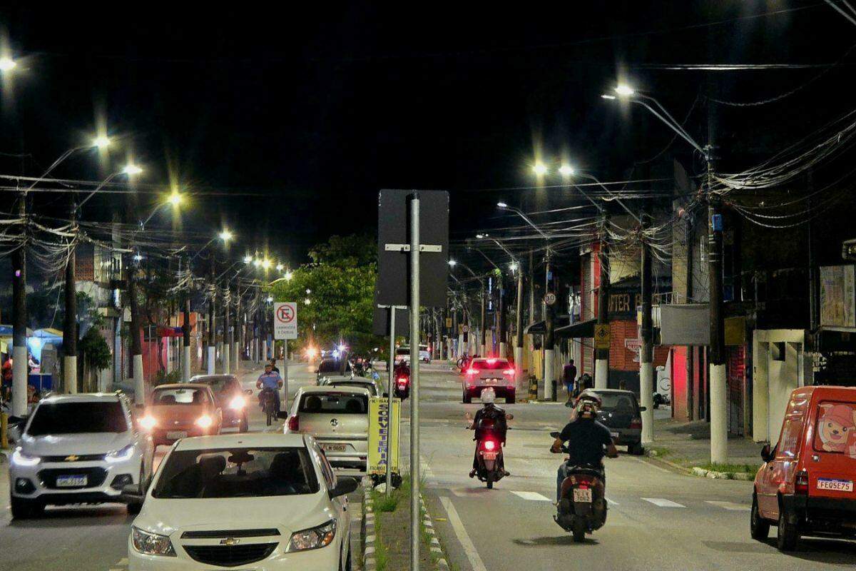 O trabalho havia sido iniciado em março. Foram instaladas 228 lâmpadas LED de 70 watts na Avenida Oswaldo Cruz, em Vicente de Carvalho, diz a Prefeitura