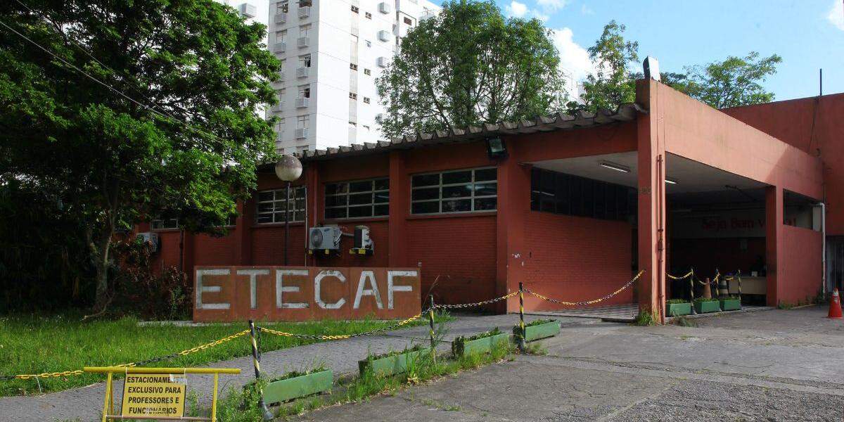 As propostas deverão ser apresentadas num edital de chamamento público