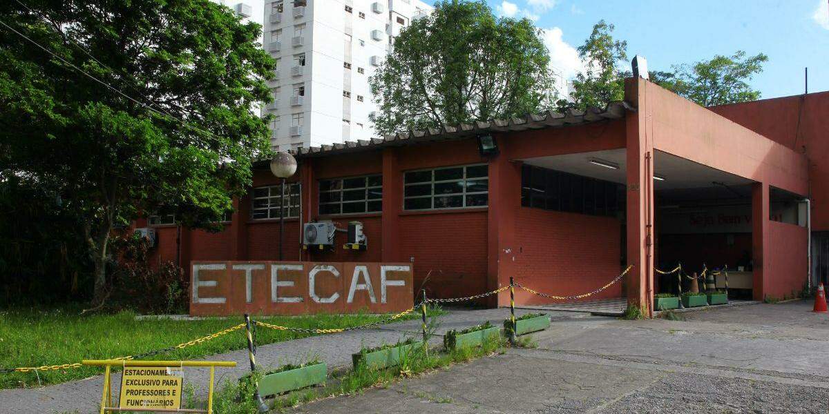 As propostas deverão ser apresentadas num edital de chamamento público