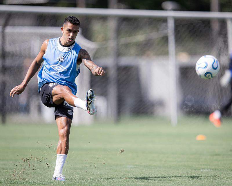 Igor Vinícius voltou a ser titular contra o Palmeiras e está confirmado na lateral contra o Recoleta