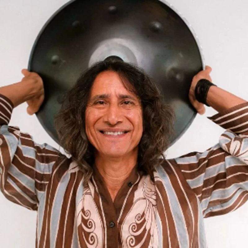 O percussionista da Bahia mistura maracatu e jazz com seu quinteto