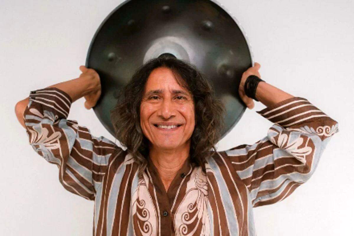 O percussionista da Bahia mistura maracatu e jazz com seu quinteto