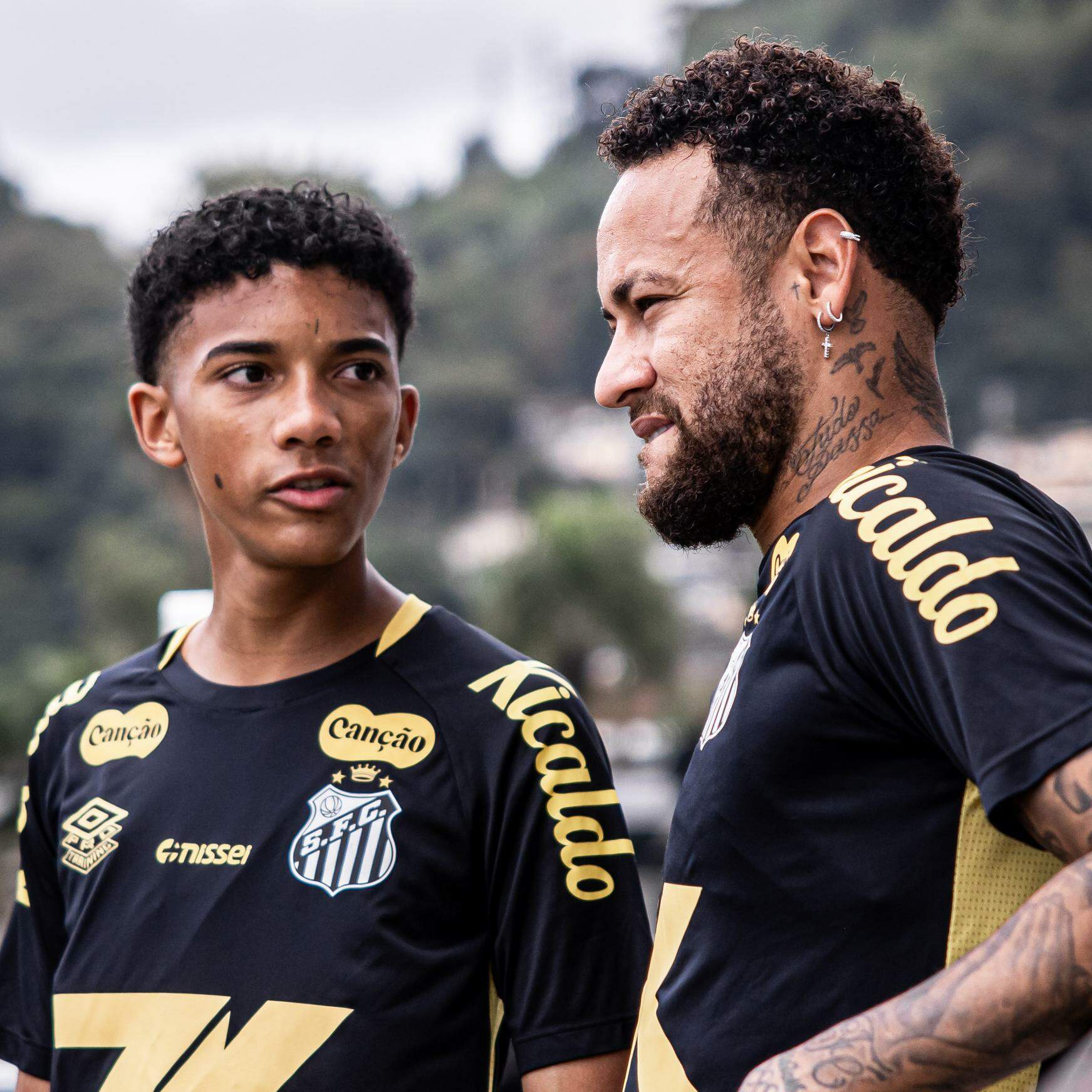 Após a treta no CT, Neymar e Robinho Jr. selaram a paz publicamente, depois do jogo no Paraguai