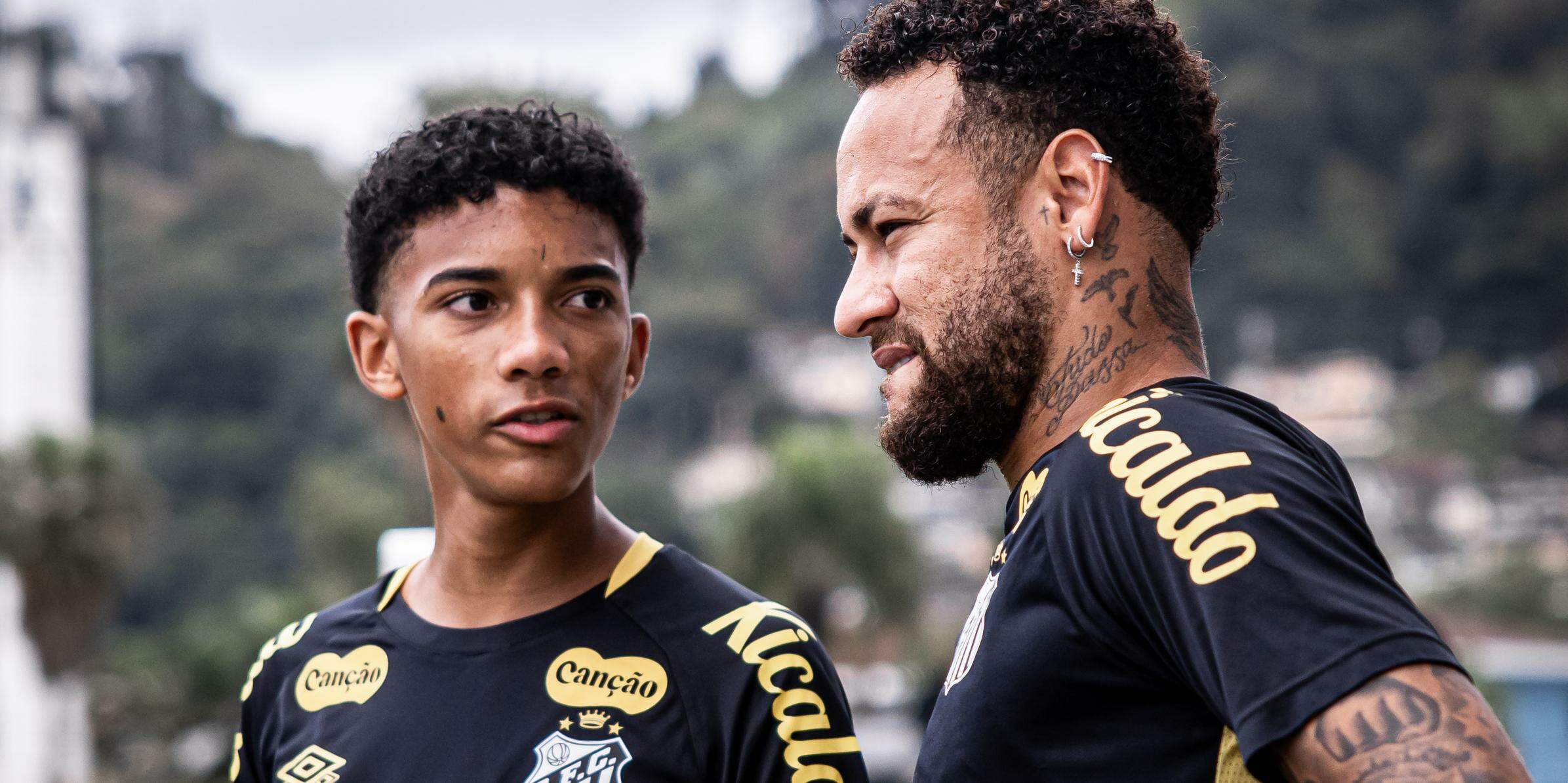 Após a treta no CT, Neymar e Robinho Jr. selaram a paz publicamente, depois do jogo no Paraguai
