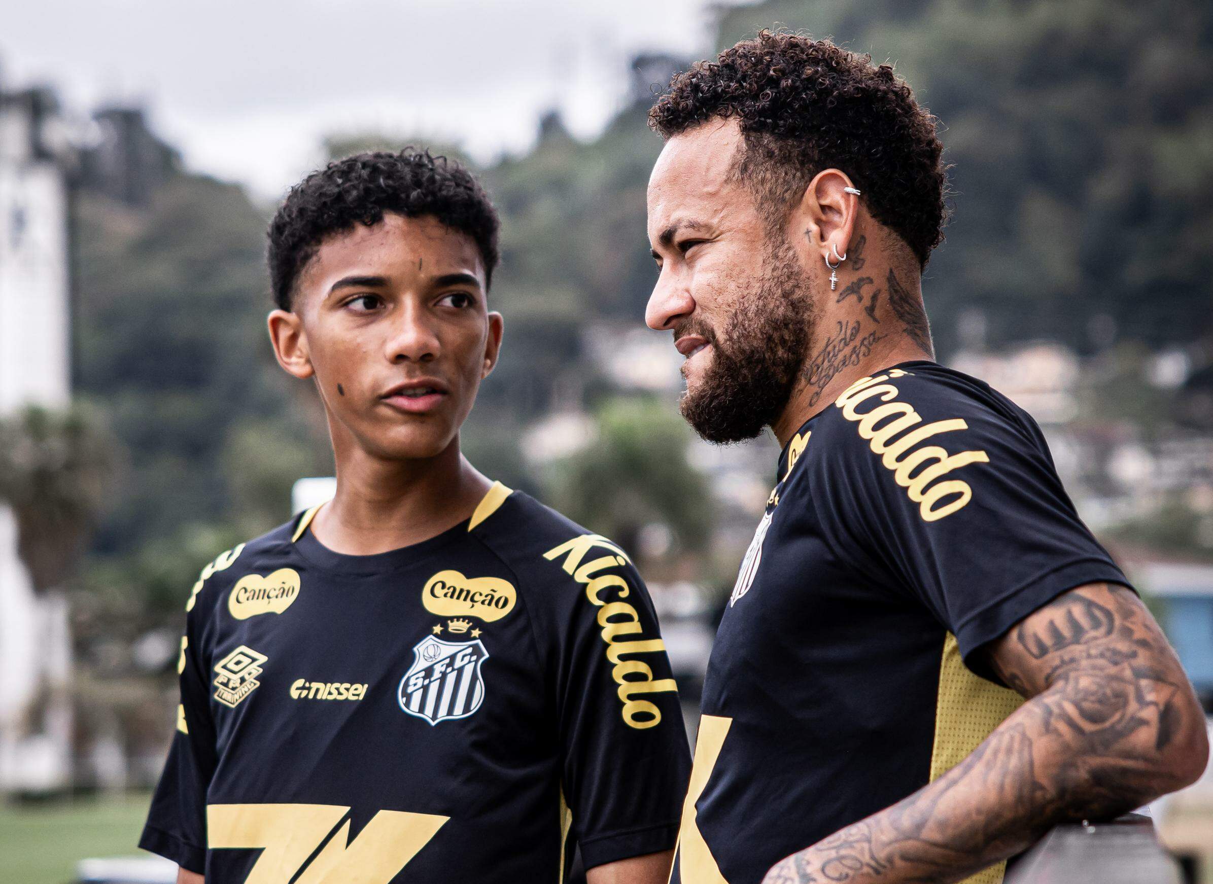 Após a treta no CT, Neymar e Robinho Jr. selaram a paz publicamente, depois do jogo no Paraguai