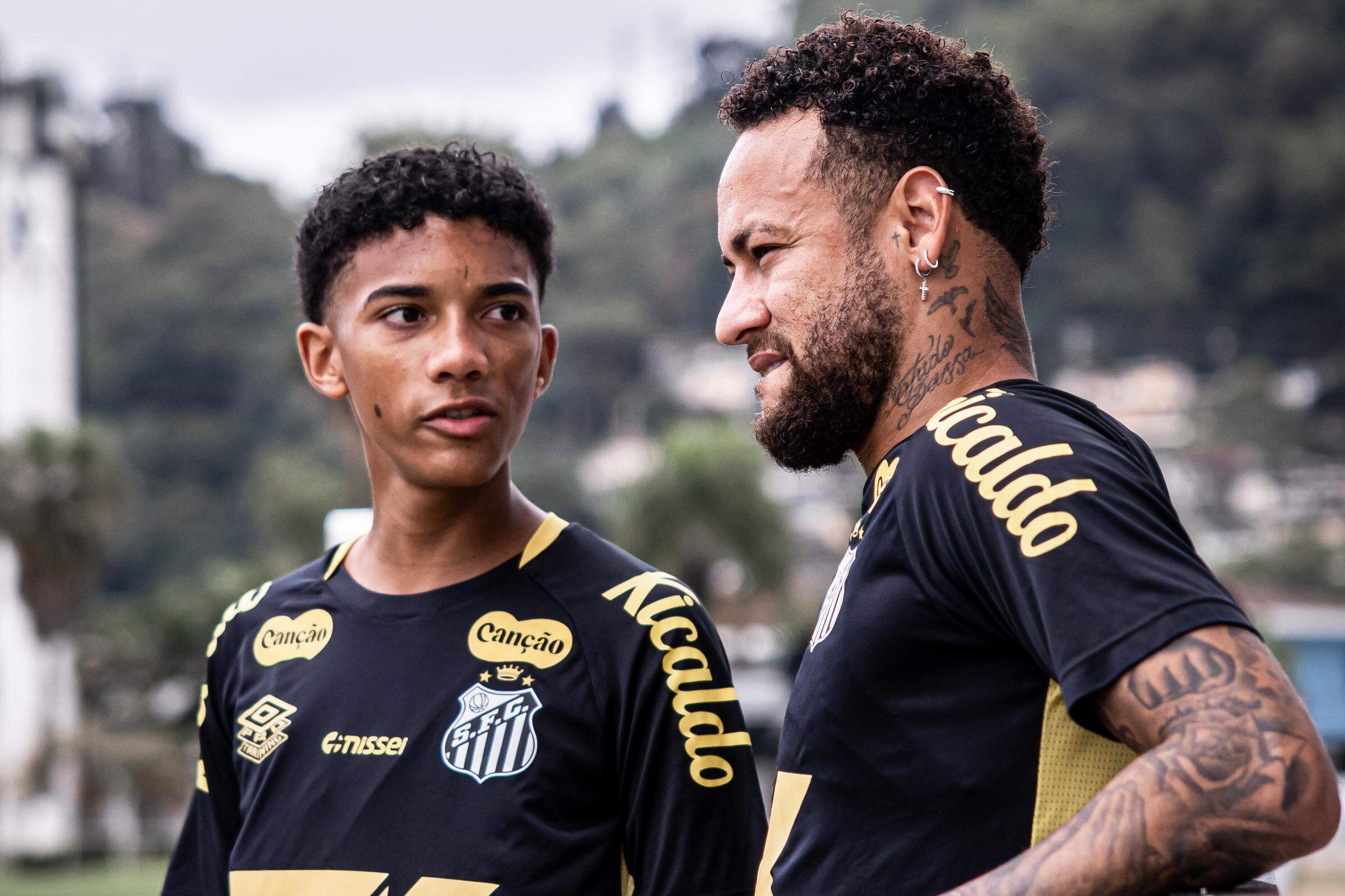 Após a treta no CT, Neymar e Robinho Jr. selaram a paz publicamente, depois do jogo no Paraguai