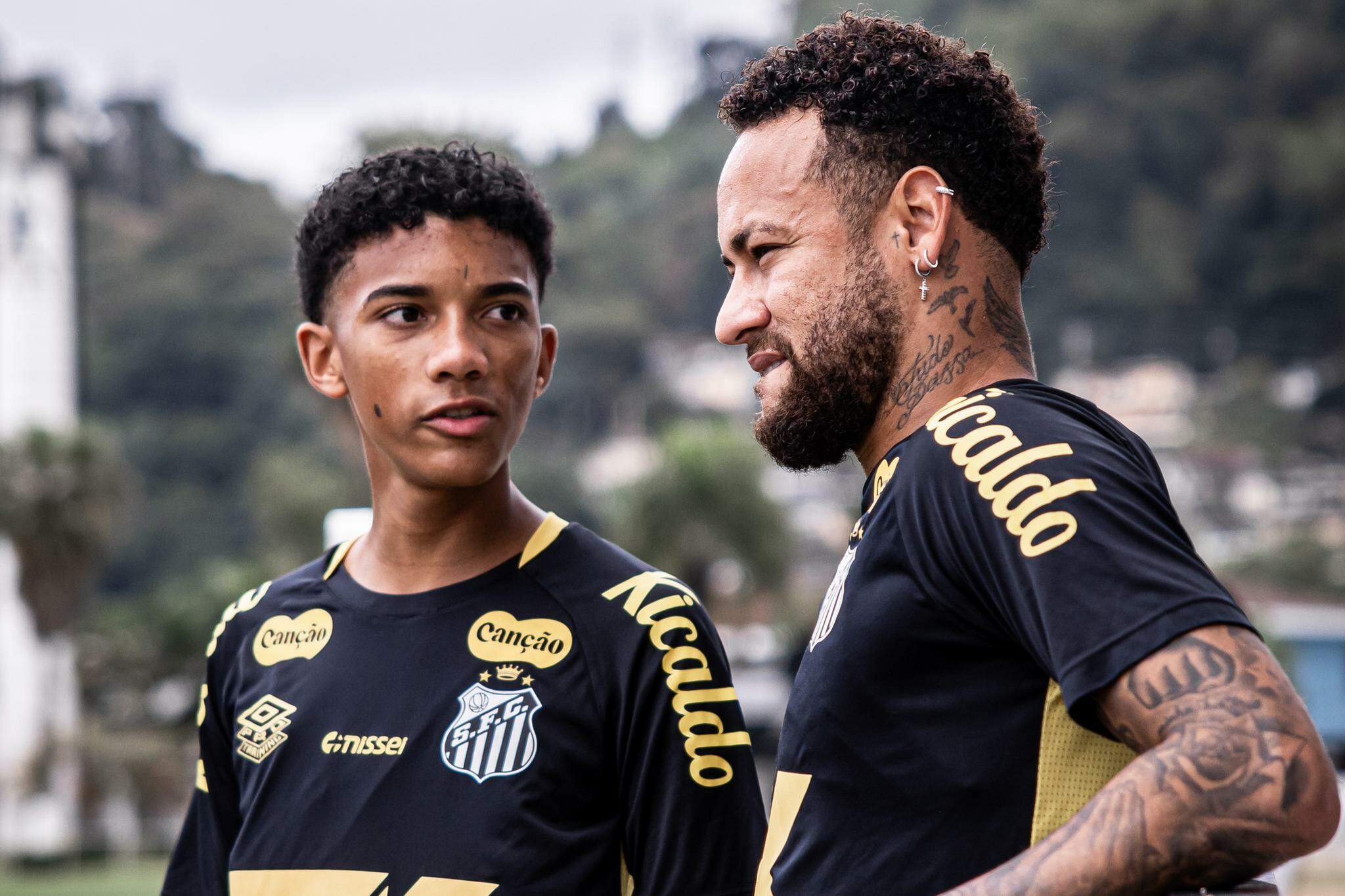 Após a treta no CT, Neymar e Robinho Jr. selaram a paz publicamente, depois do jogo no Paraguai