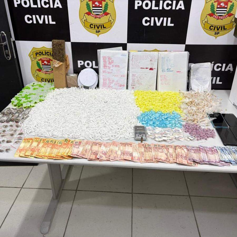 Foram encontrados entorpecentes como maconha, ice, cocaína e crack