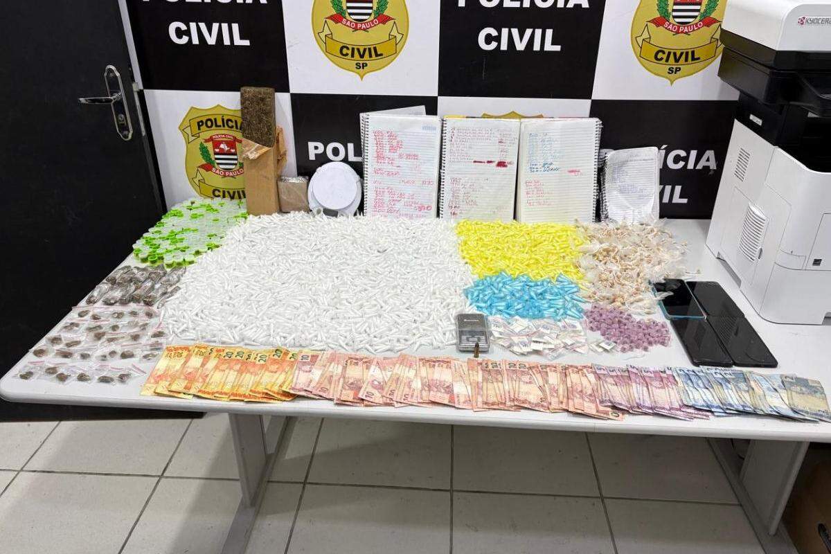 Foram encontrados entorpecentes como maconha, ice, cocaína e crack