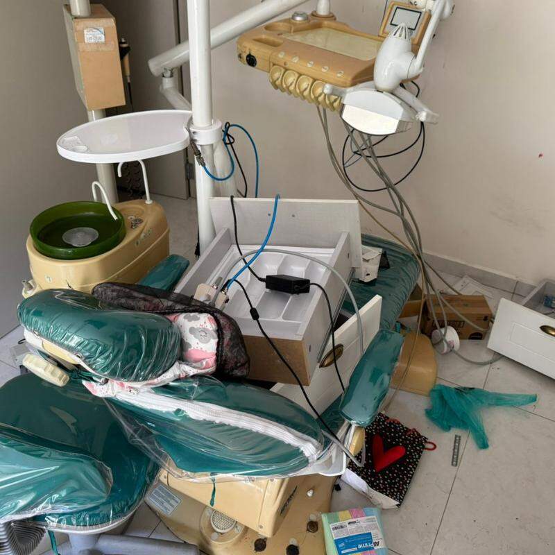 Os materiais foram furtados e revirados por criminosos