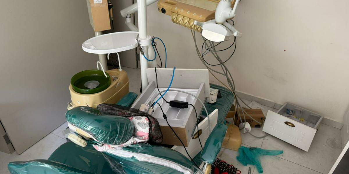 Os materiais foram furtados e revirados por criminosos