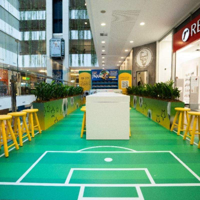 O espaço oficial para troca e venda de figurinhas do álbum da Copa do Mundo fica no 2° piso do Miramar Shopping, em Santos