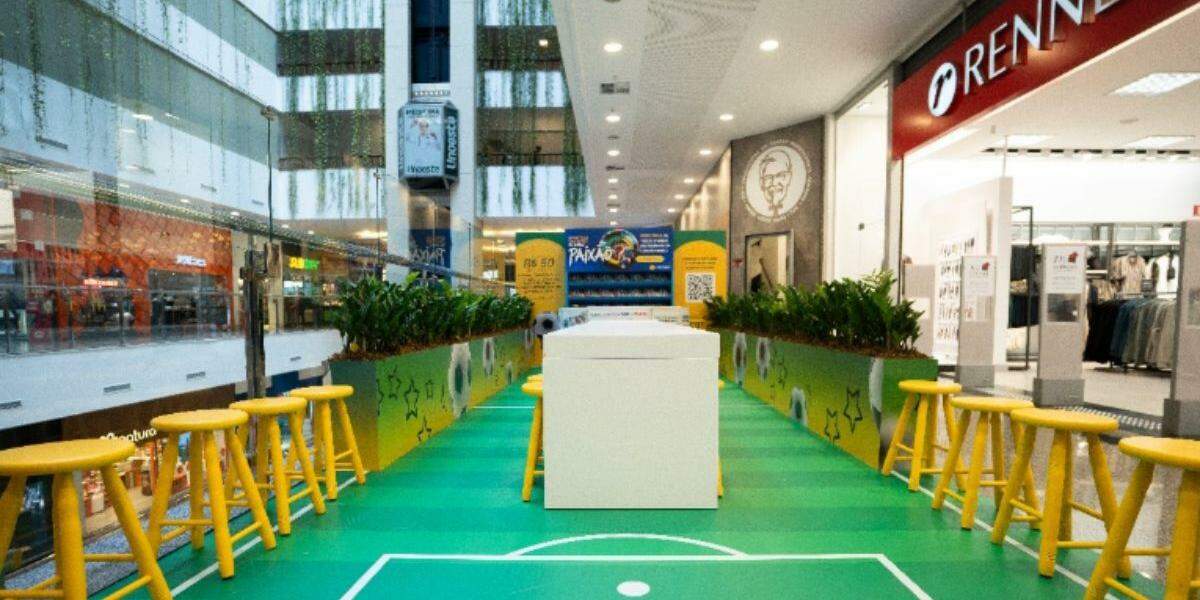 O espaço oficial para troca e venda de figurinhas do álbum da Copa do Mundo fica no 2° piso do Miramar Shopping, em Santos