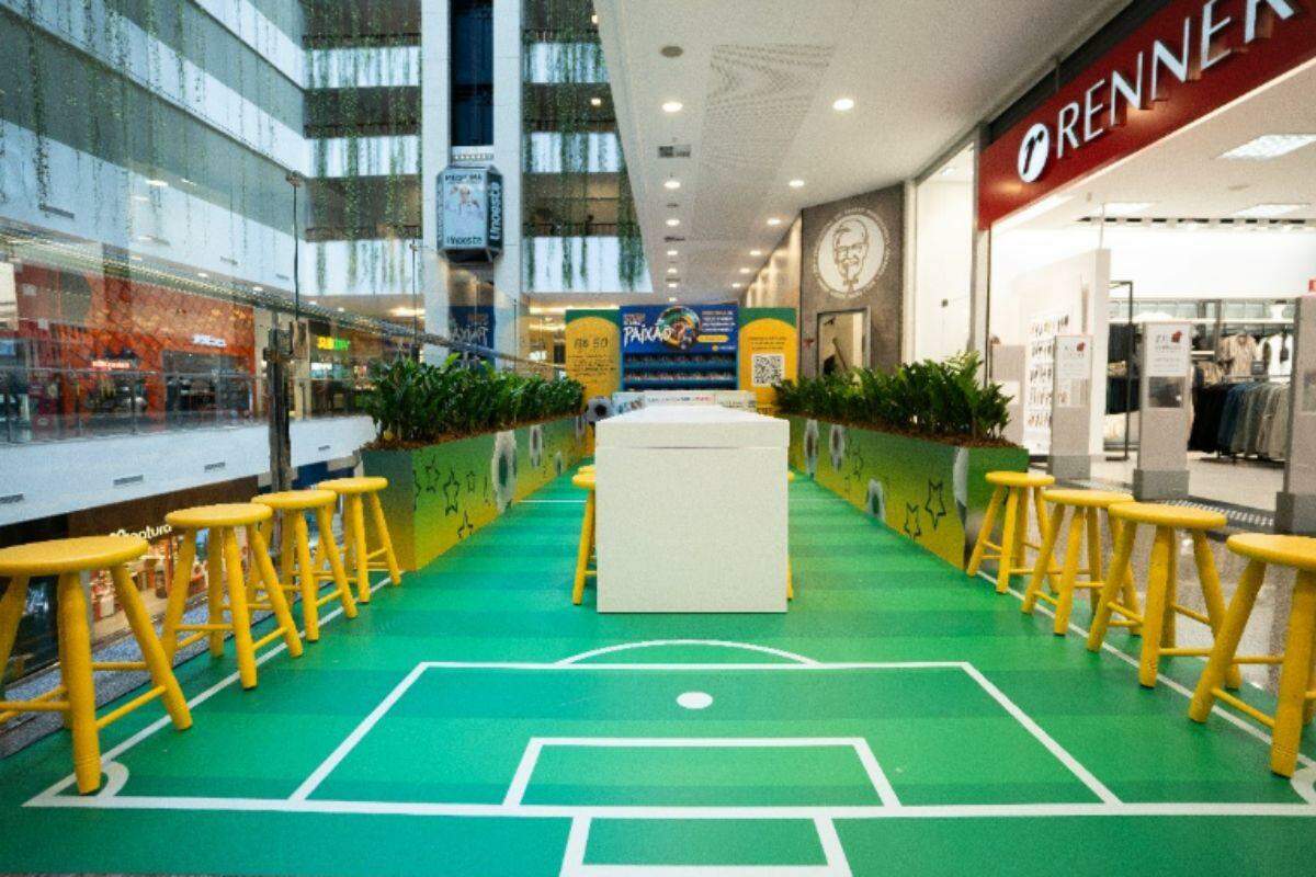 O espaço oficial para troca e venda de figurinhas do álbum da Copa do Mundo fica no 2° piso do Miramar Shopping, em Santos