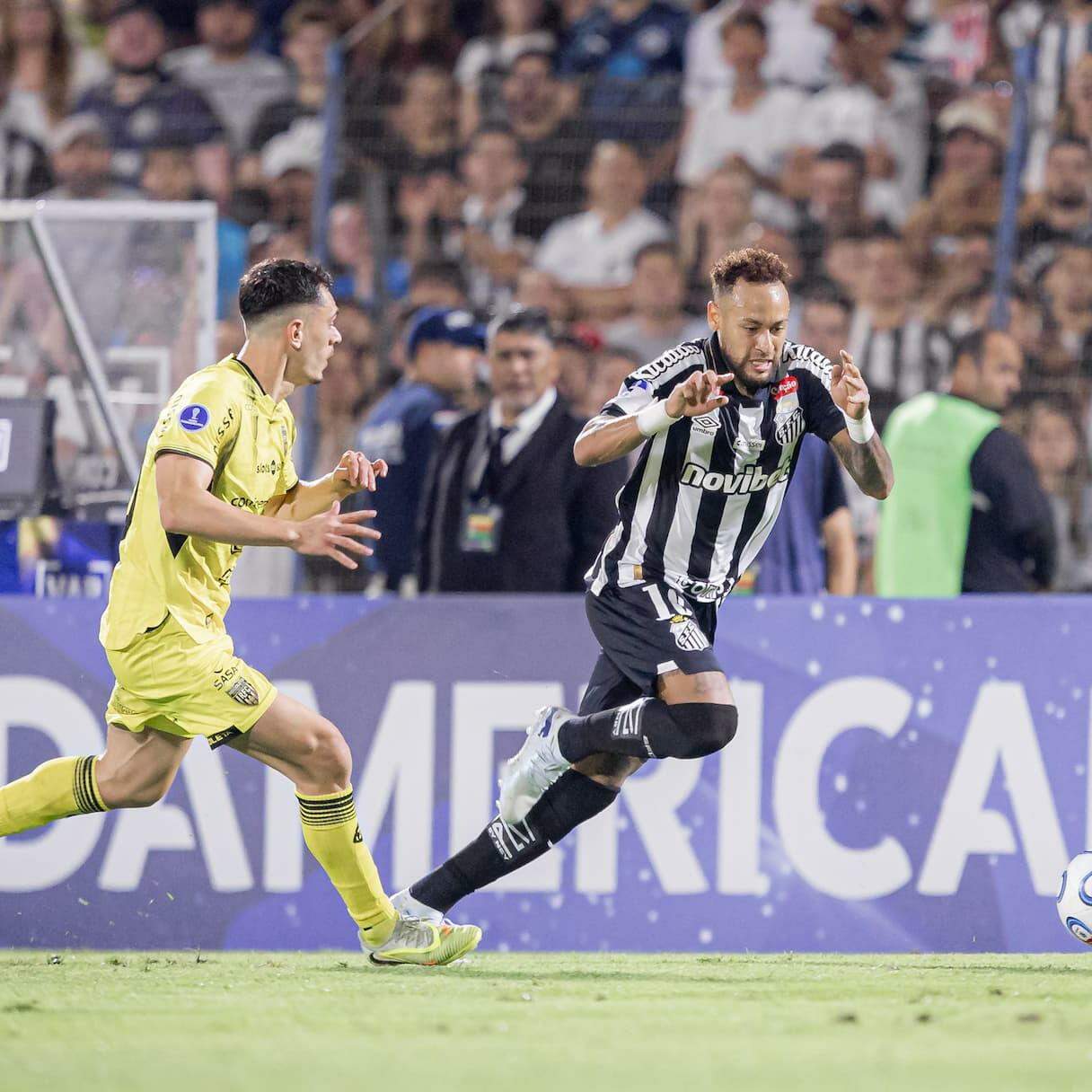 Neymar marcou, bateu falta na trave, mas perdeu um gol inacreditável na etapa final contra o Recoleta