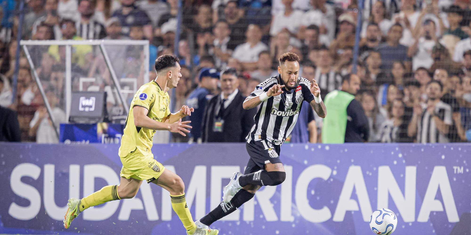 Neymar marcou, bateu falta na trave, mas perdeu um gol inacreditável na etapa final contra o Recoleta