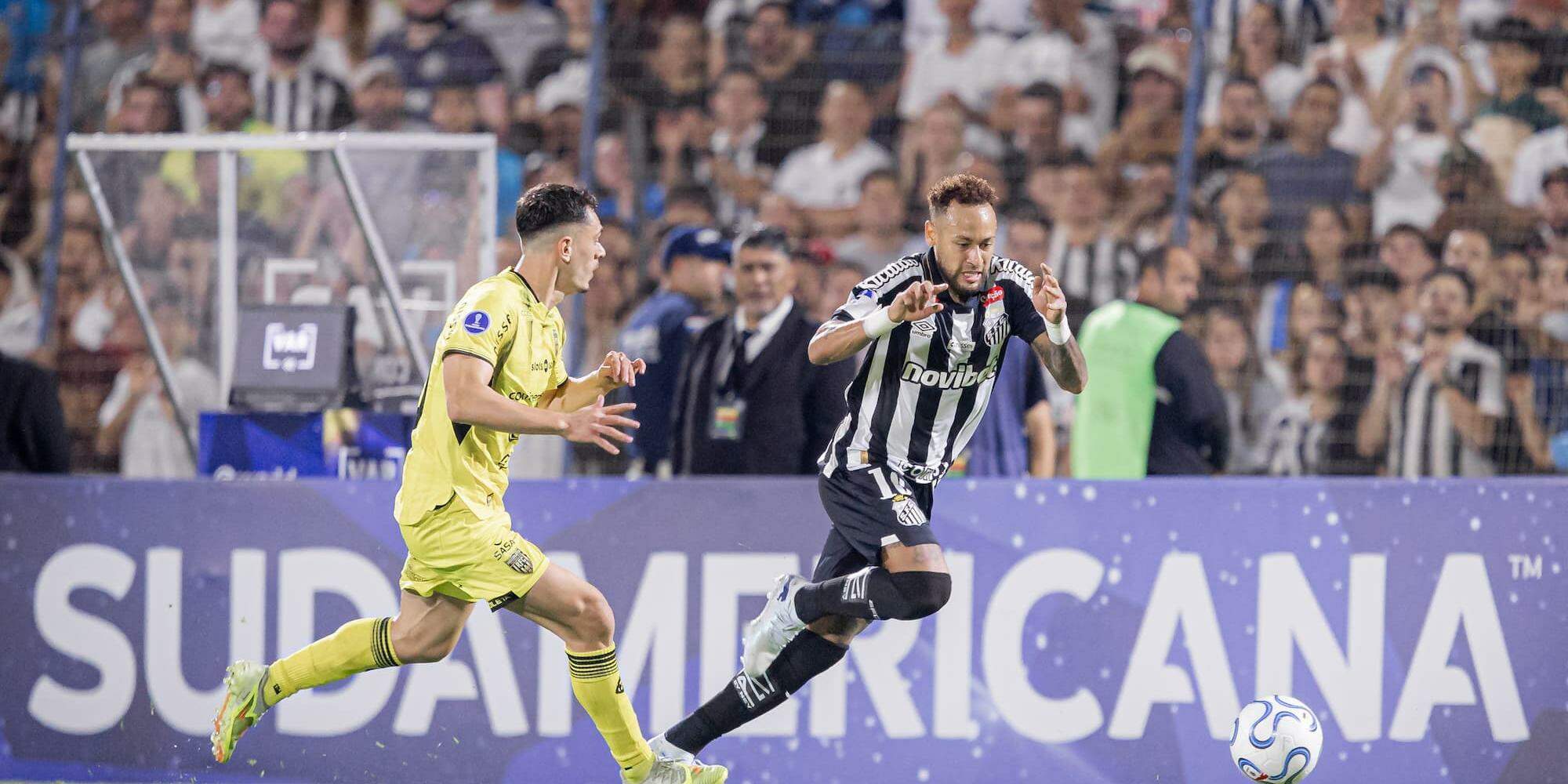Neymar marcou, bateu falta na trave, mas perdeu um gol inacreditável na etapa final contra o Recoleta