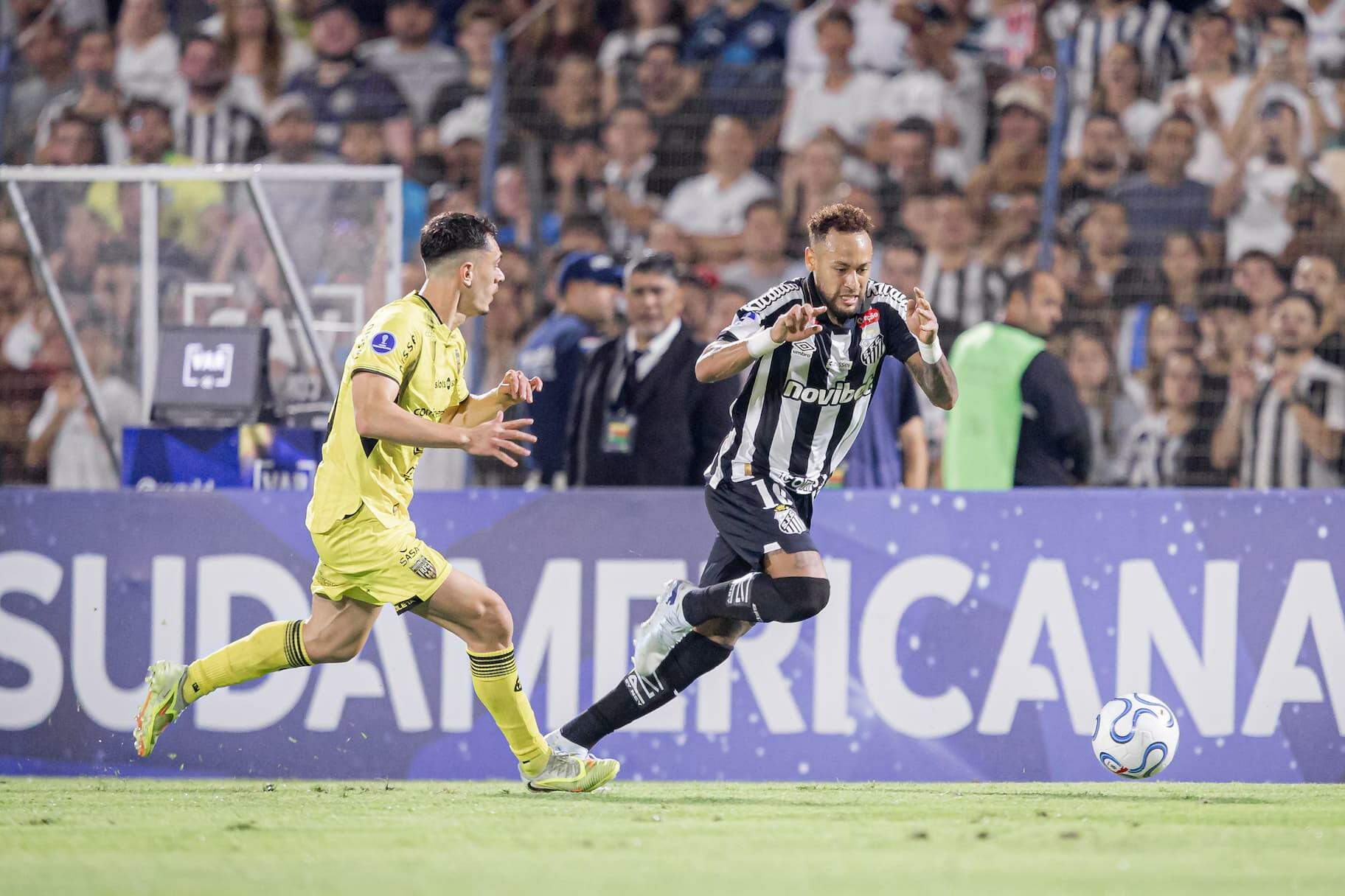 Neymar marcou, bateu falta na trave, mas perdeu um gol inacreditável na etapa final contra o Recoleta