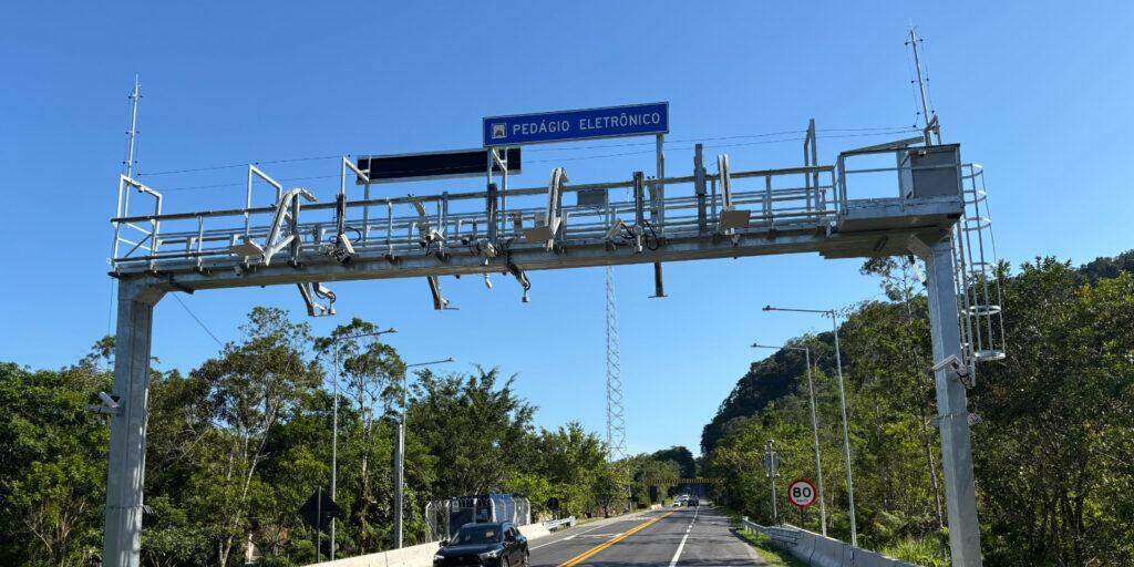 Os motoristas que trafegam pelas rodovias administradas pela CNL na Baixada Santista podem ter desconto no pagamento do pedágio free flow