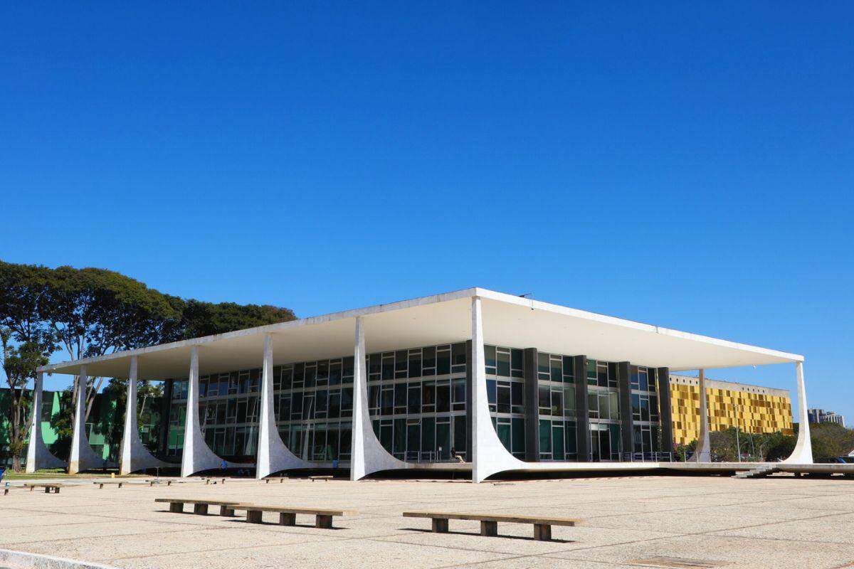 O exemplo deve começar pelo STF