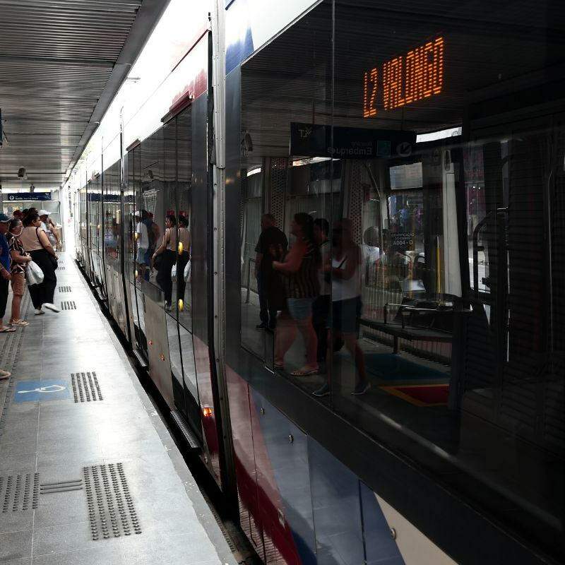 Quem embarcar em uma das 12 estações em Santos da segunda linha do VLT continuará isento da tarifa, de R$ 5,60: falta instalar portas automáticas