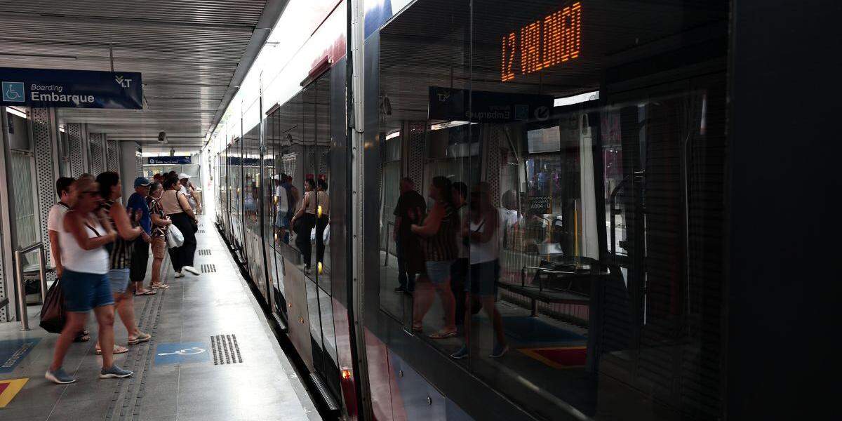 Quem embarcar em uma das 12 estações em Santos da segunda linha do VLT continuará isento da tarifa, de R$ 5,60: falta instalar portas automáticas
